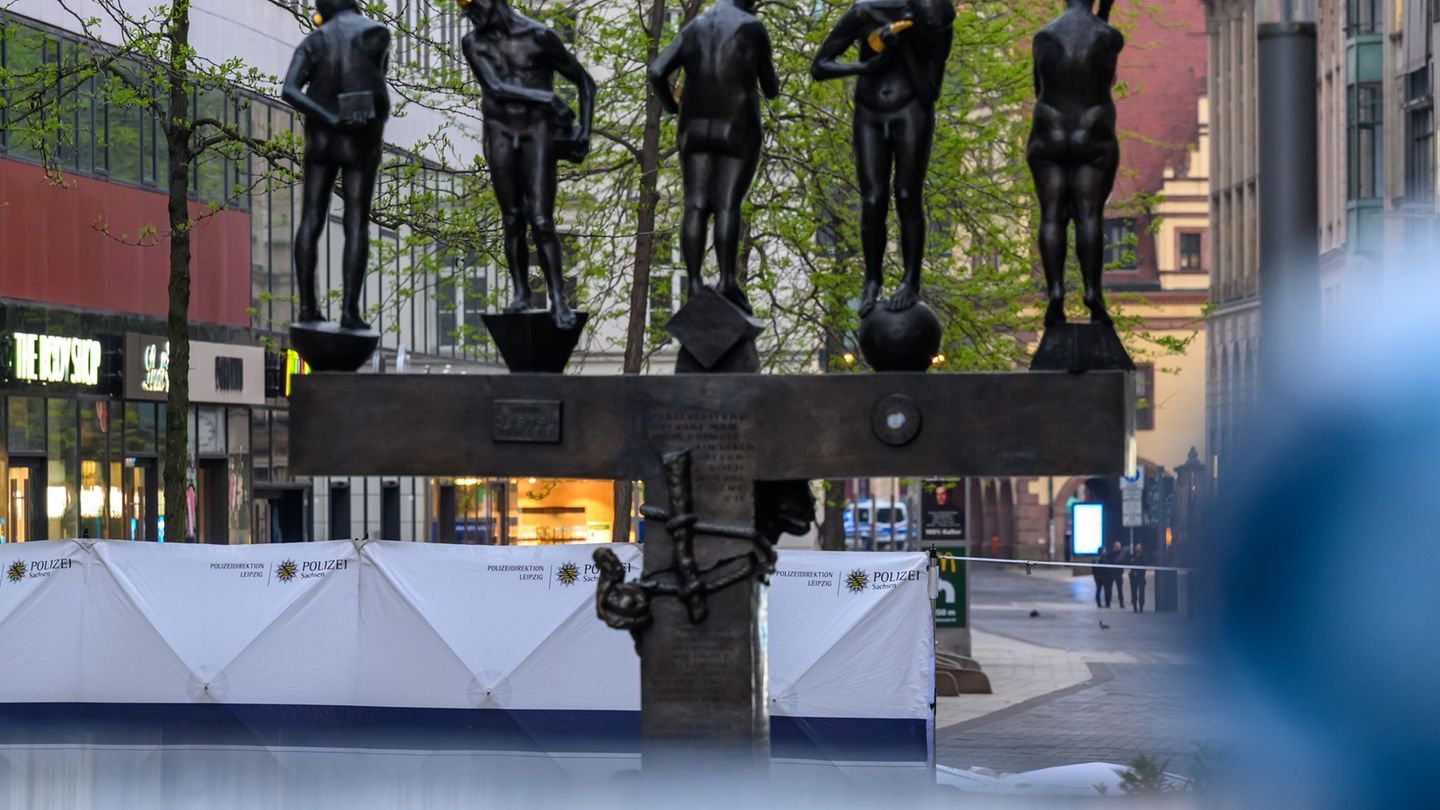 Wie konnte das Auto ungehindert in die Fußgängerzone gesteuert werden? Das will die Stadt Leipzig nun prüfen. Foto: Hendrik Schm