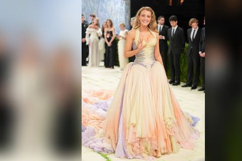 Blake Lively fiel bei der Met Gala nicht nur durch ihr opulentes Versace-Kleid auf, sondern auch durch ihre gute Laune.