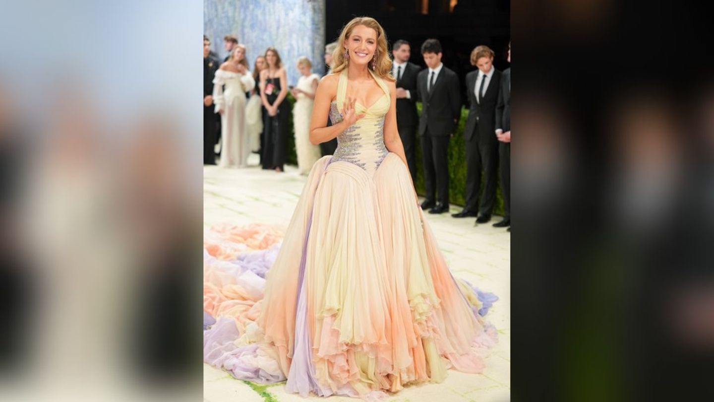 Blake Lively fiel bei der Met Gala nicht nur durch ihr opulentes Versace-Kleid auf, sondern auch durch ihre gute Laune.