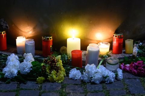 Am Tatort haben Menschen mit Blumen und Kerzen ihr Mitgefühl ausgedrückt. Foto: Hendrik Schmidt/dpa