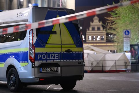 Das Umfeld des Tatorts bleibt noch bis zum späten Dienstagnachmittag gesperrt, weil die Polizei dort Spuren sichert. Foto: Hendr