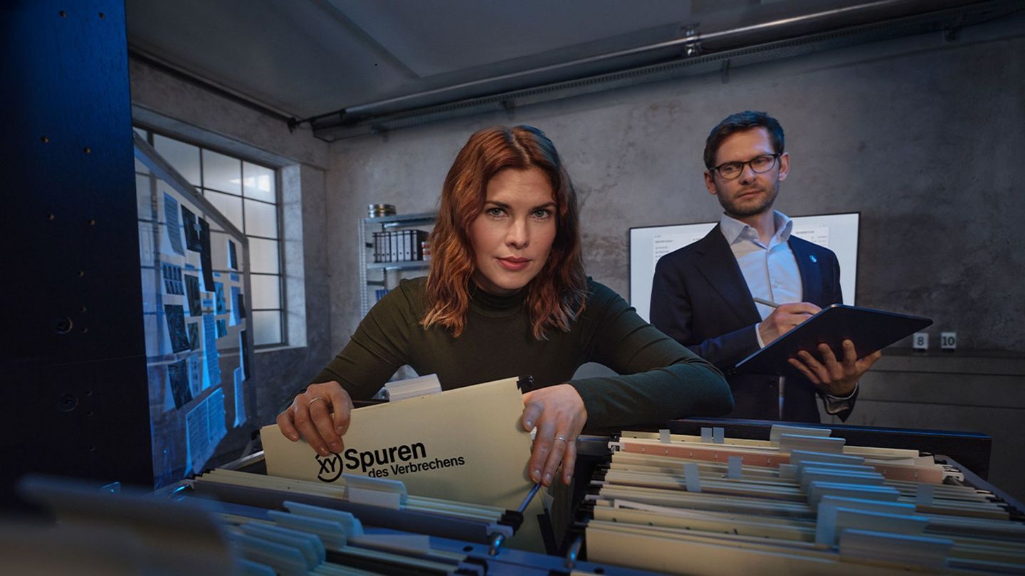 Helene Reiner beleuchtet in "XY Spuren des Verbrechens" gemeinsam mit Experten wie Fabian Puchelt (rechts) die Hintergründe von Verbrechen.