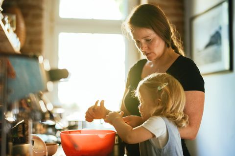 Mutter kocht mit Tochter
