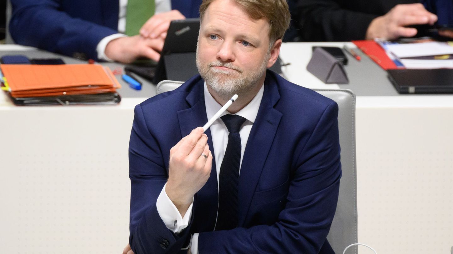 Finanzminister Heere verweist auf finanzielle Zwänge wegen des wirtschaftlichen Stillstands. (Archivbild) Foto: Julian Stratensc