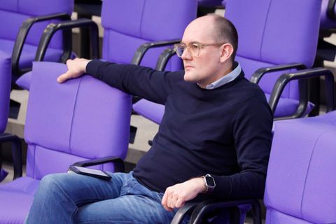 Grünen-Politiker Janosch Dahmen mit Handy im Bundestag: Ist er gerade auf X?
