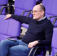 Grünen-Politiker Janosch Dahmen mit Handy im Bundestag: Ist er gerade auf X?