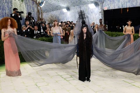 Großer Auftritt: Madonna in ihrem düsteren Look mit Geisterschiff-Hut, langen Schals und mehreren Trägerinnen.