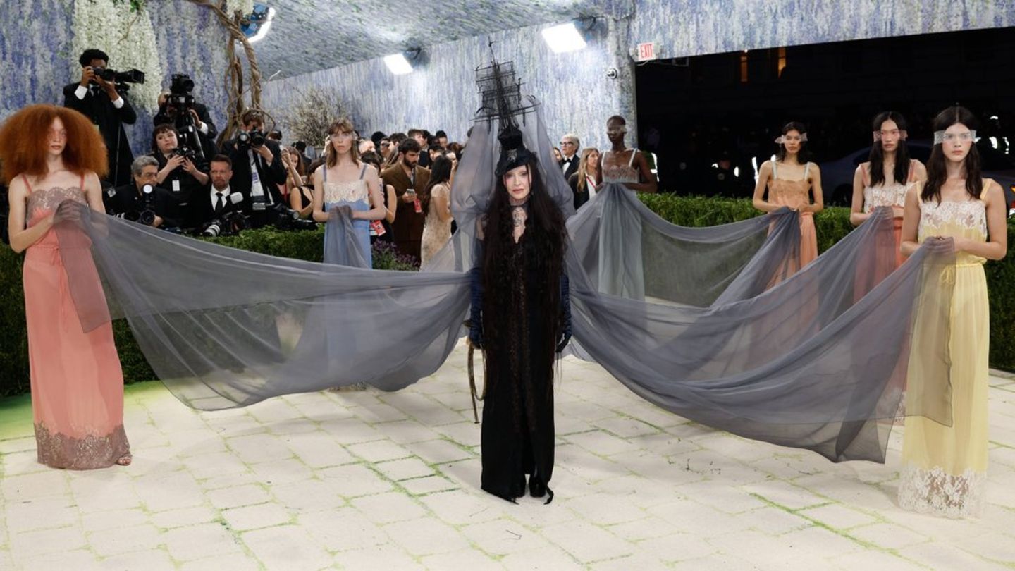 Großer Auftritt: Madonna in ihrem düsteren Look mit Geisterschiff-Hut, langen Schals und mehreren Trägerinnen.