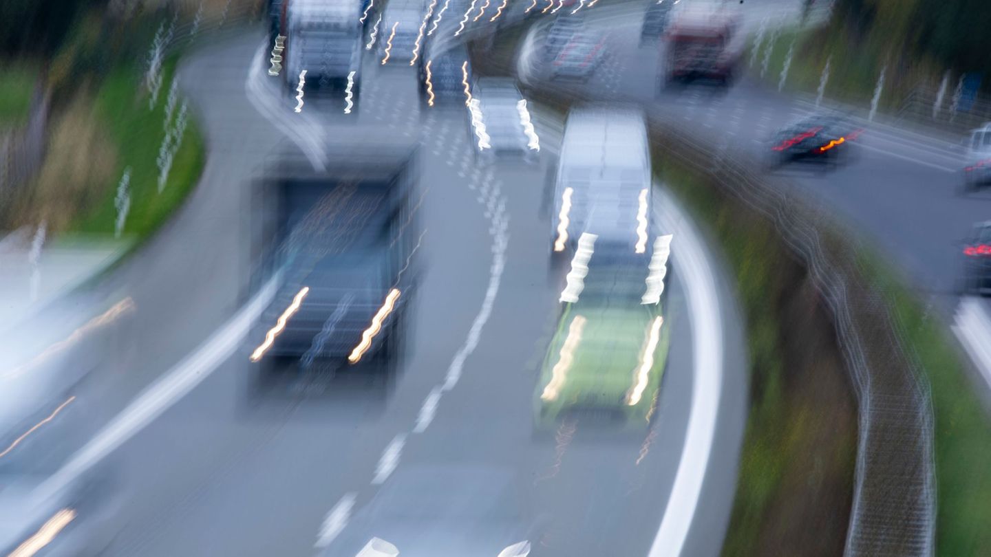 Die Zahl der Berufspendler in Sachsen-Anhalt ist leicht gesunken. (Symbolbild) Foto: Jens Büttner/dpa