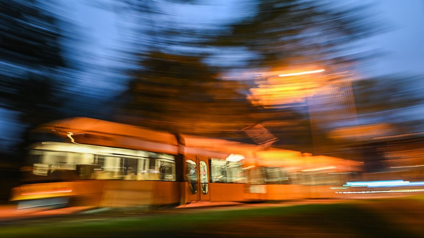 Straßenbahn nach Zusammenstoß mit einem Bus in Dresden entgleist – mehrere Fahrgäste werden verletzt. (Symbolbild) Foto: Robert
