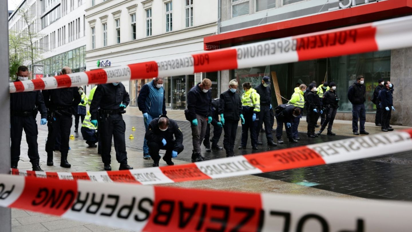 Polizisten bei Spurensuche