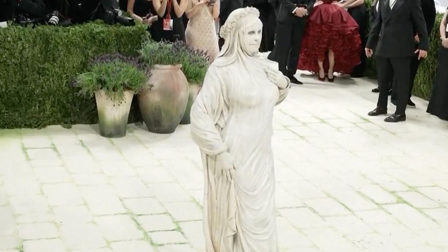 Kuriose Promi-Outfits: Wie versteinert: Heidi Klum überrascht als lebende Statue bei der Met-Gala