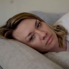 Anni liegt auf ihrem Sofa