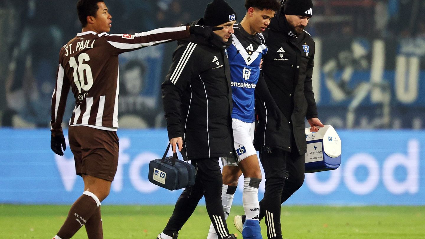 HSV-Profi Alexander Rössing-Lelesiit (2.v.r.) nach seiner Verletzung im Stadtderby. Foto: Christian Charisius/dpa
