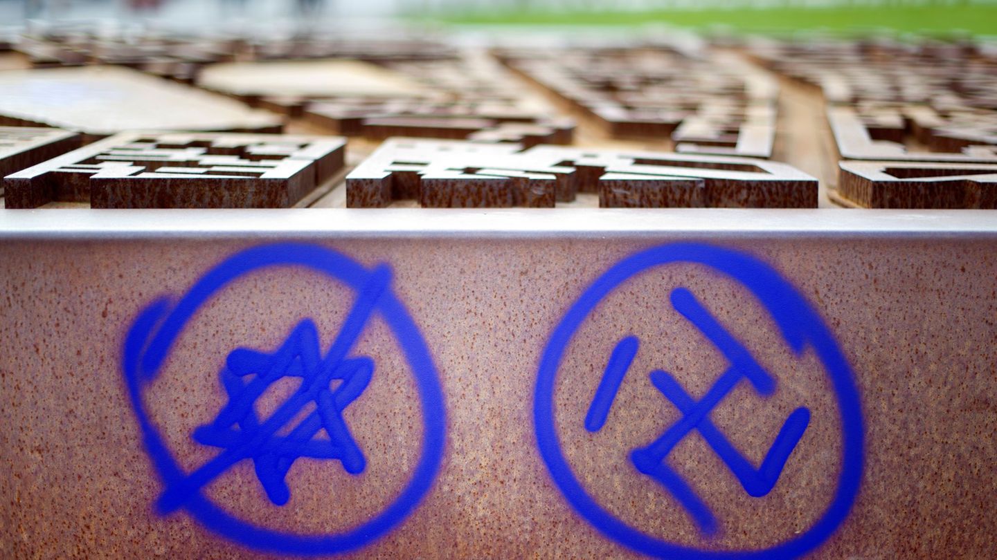 Die Zahl antisemitischer Vorfälle bleibt auf einem Rekordhoch. (Archivbild) Foto: Daniel Reinhardt/dpa