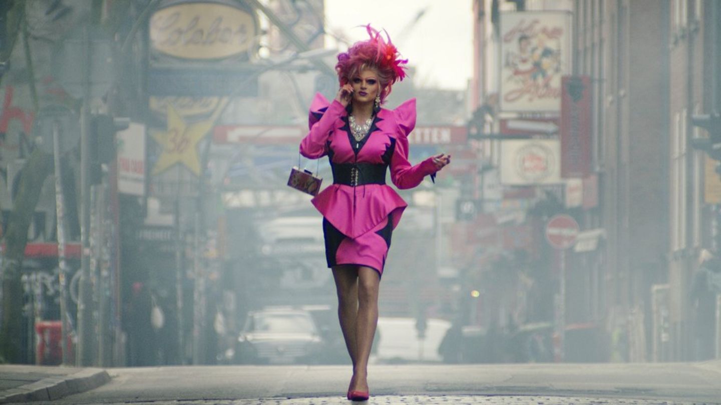 Biopic "Olivia": Nach harten, entbehrungsreichen Jahren auf der Reeperbahn hat Oliver Knöbel als Olivia Jones (Johannes Hegema