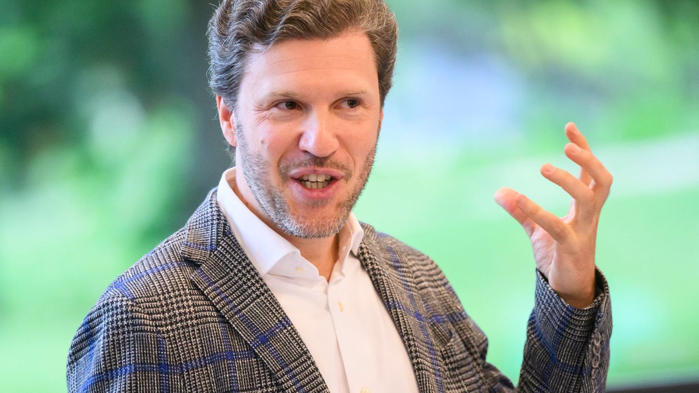 Der Chefdirigent der NDR Radiophilharmonie, Stanislav Kochanovsky, geht in seine Abschiedssaison 2026/2027. (Archivbild) Foto: J