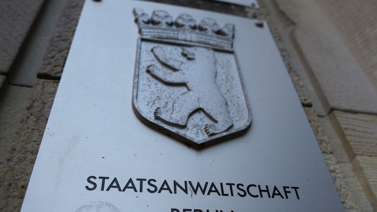 Vier Männer sollen vergangenes Jahr in Berlin Kunden von Wettbüros und Spielhallen ausgeraubt haben. Nun hat die Staatsanwaltsch