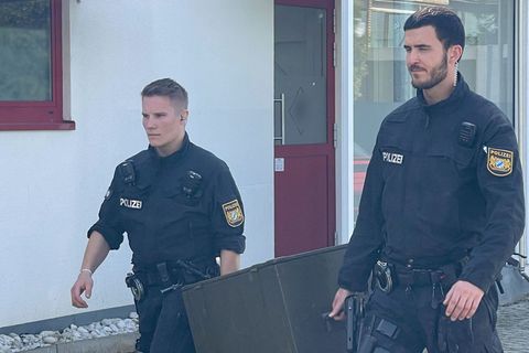 Bayerische Ermittler durchsuchten das weitläufige Grundstück am Dienstagmorgen. Foto: -/Bayerisches Landeskriminalamt/dpa