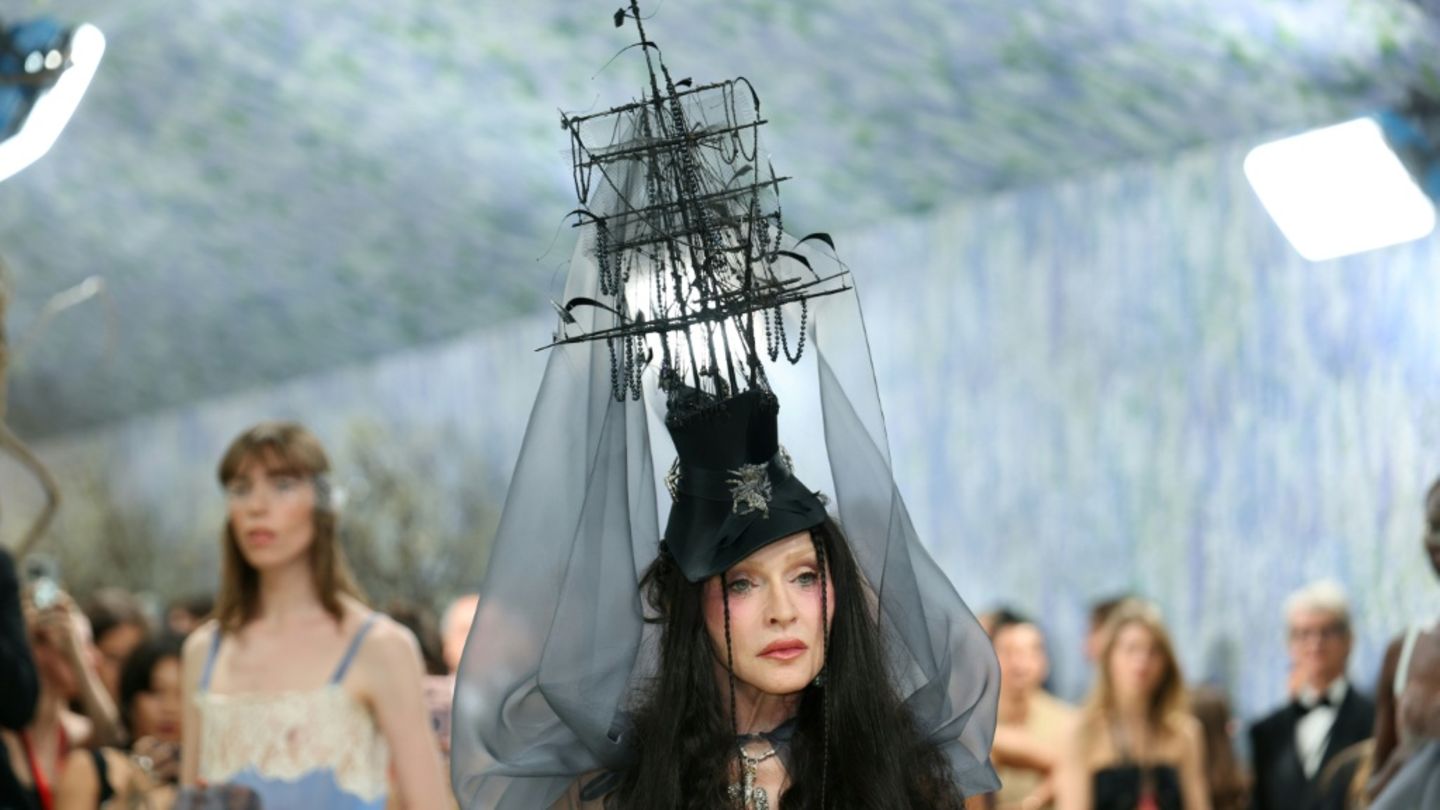 Madonna mit Segelschiff-Kopfschmuck