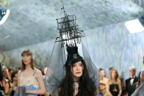 Madonna mit Segelschiff-Kopfschmuck