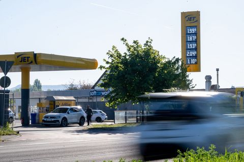 Vormittags fallen die Spritpreise teilweise unter 2 Euro. (Archivbild) Foto: Pia Bayer/dpa