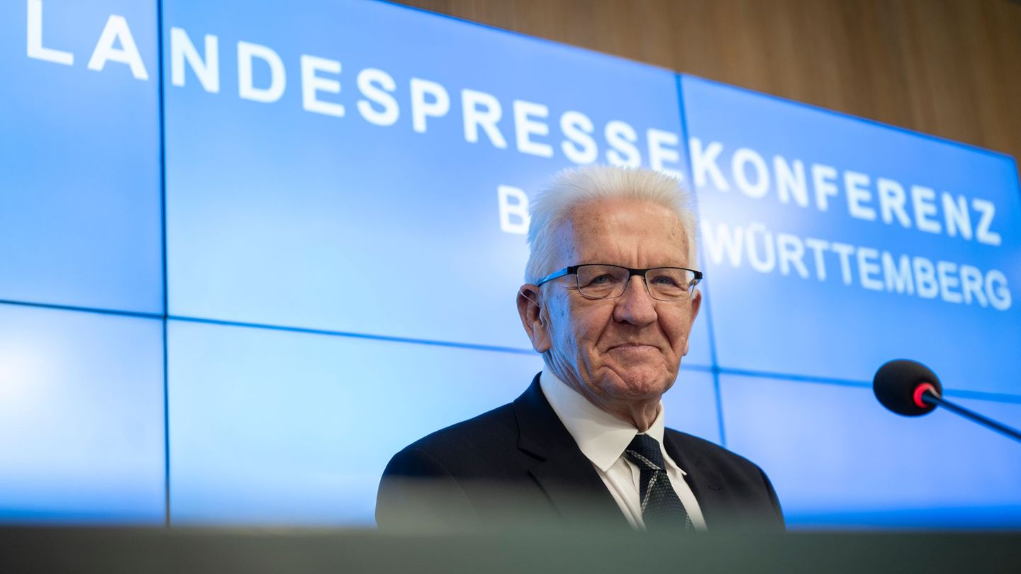 Mehr als 450 Mal nahm Winfried Kretschmann (Grüne) als Ministerpräsident vor der Landespressekonferenz Platz. Heute zum letzten