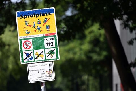 So sehen viele Kölner Spielplatz-Schilder bislang aus - sie sollen erneuert werden. (Archiv) Foto: Federico Gambarini/dpa