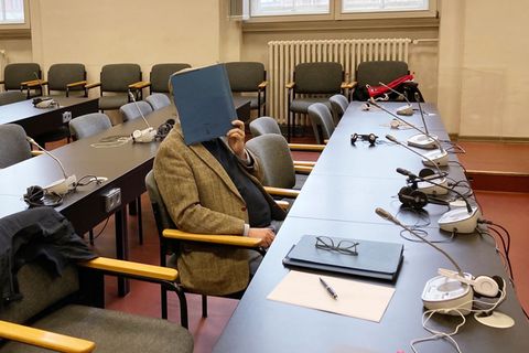 Der angeklagte Pastor verbirgt sein Gesicht und will sich vorerst nicht zu den Vorwürfen äußern. Foto: Bernhard Sprengel/dpa
