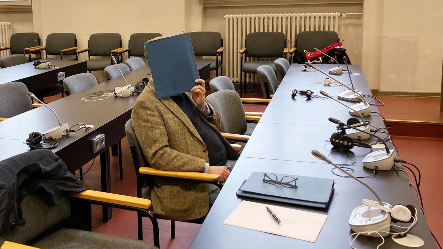 Der angeklagte Pastor verbirgt sein Gesicht und will sich vorerst nicht zu den Vorwürfen äußern. Foto: Bernhard Sprengel/dpa