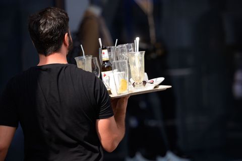 Kellner bei der Arbeit: Die Gewerkschaft NGG droht mit Streiks bei Hotel- und Gaststätten (Archivbild) Foto: Jonas Walzberg/dpa