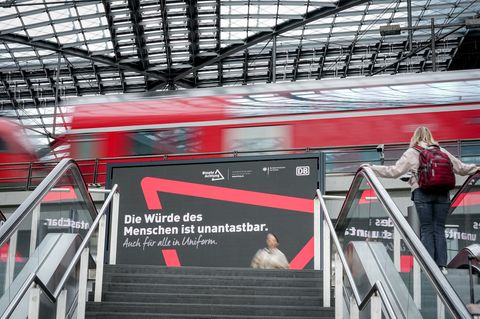 Neben Sicherheitsmaßnahmen sollen Plakate in Bahnhöfen und Bahnen für weniger Gewalt sorgen. Foto: Kay Nietfeld/dpa