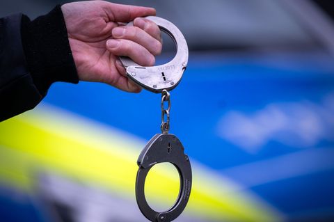 Die Polizei nahm die drei Tatverdächtigen, die den Mann auf ihrem Wagen mitschleiften, zwei Tage später fest. (Symbolbild). Foto