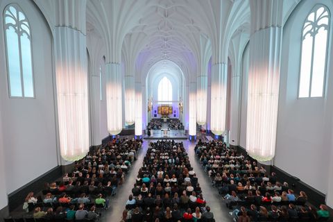 Zahlreiche Menschen nehmen an einer Gedenkveranstaltung im Paulinum der Universität Leipzig teil. Foto: Jan Woitas/dpa