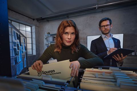 Helene Reiner beleuchtet in "XY Spuren des Verbrechens" gemeinsam mit Experten wie Fabian Puchelt (rechts) die Hintergründe von Verbrechen.