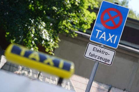 In Hamburg fahren rund 750 Taxis allein elektrisch. (Archivbild) Foto: Marcus Brandt/dpa