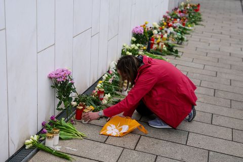 Vor dem Paulinum in Leipzig entsteht nach der Amokfahrt ein zentraler Gedenkort. Foto: Jan Woitas/dpa