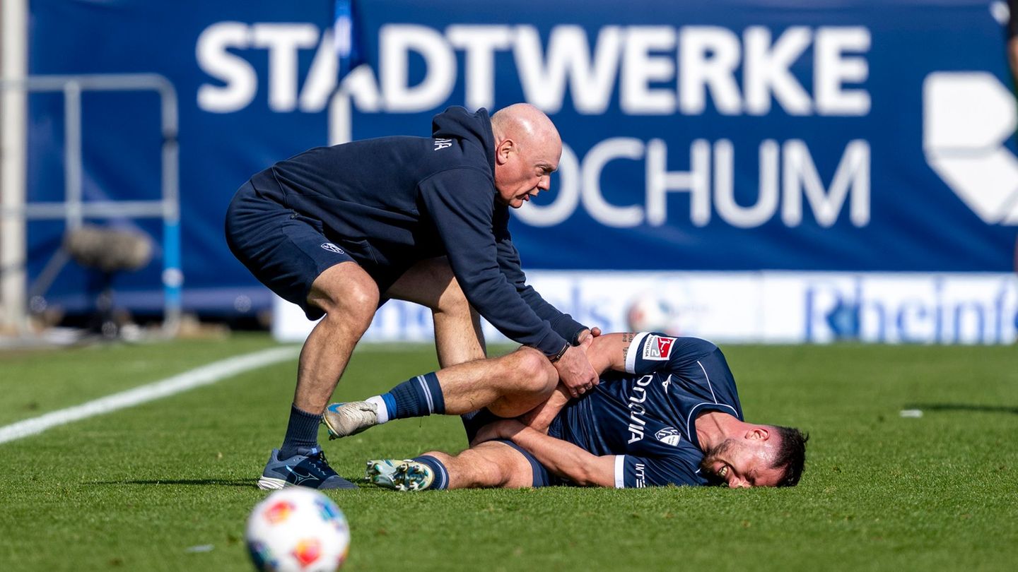 Maximilian Wittek (r) fällt für den Rest der Saison beim VfL Bochum aus. (Archivbild) Foto: David Inderlied/dpa