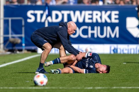Maximilian Wittek (r) fällt für den Rest der Saison beim VfL Bochum aus. (Archivbild) Foto: David Inderlied/dpa