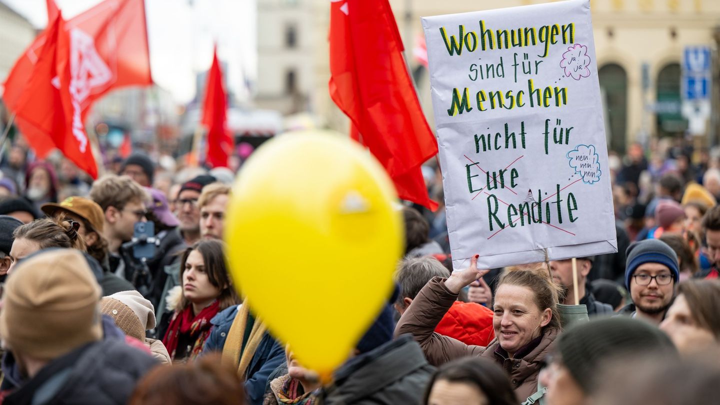 In München und anderen Großstädten formiert sich mittlerweile Widerstand gegen die unaufhaltsam steigenden Mieten. Eine Trendwen