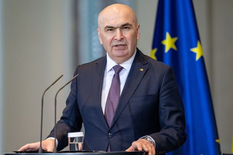 Rumäniens bürgerlich-liberaler Ministerpräsident Ilie Bolojan ist von der sozialdemokratischen und rechtsextremen Opposition weg