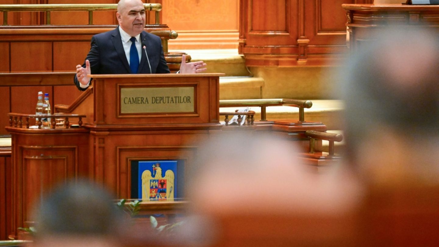 Regierungschef Bolojan hält eine Rede vor dem Parlament