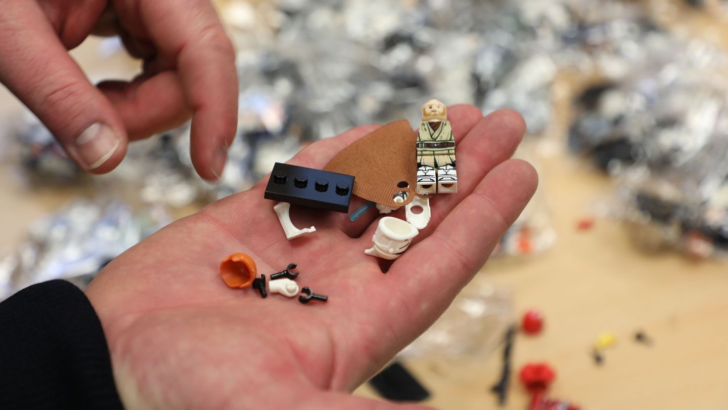 Auch gefälschte Spielwaren waren dabei. Foto: --/dpa