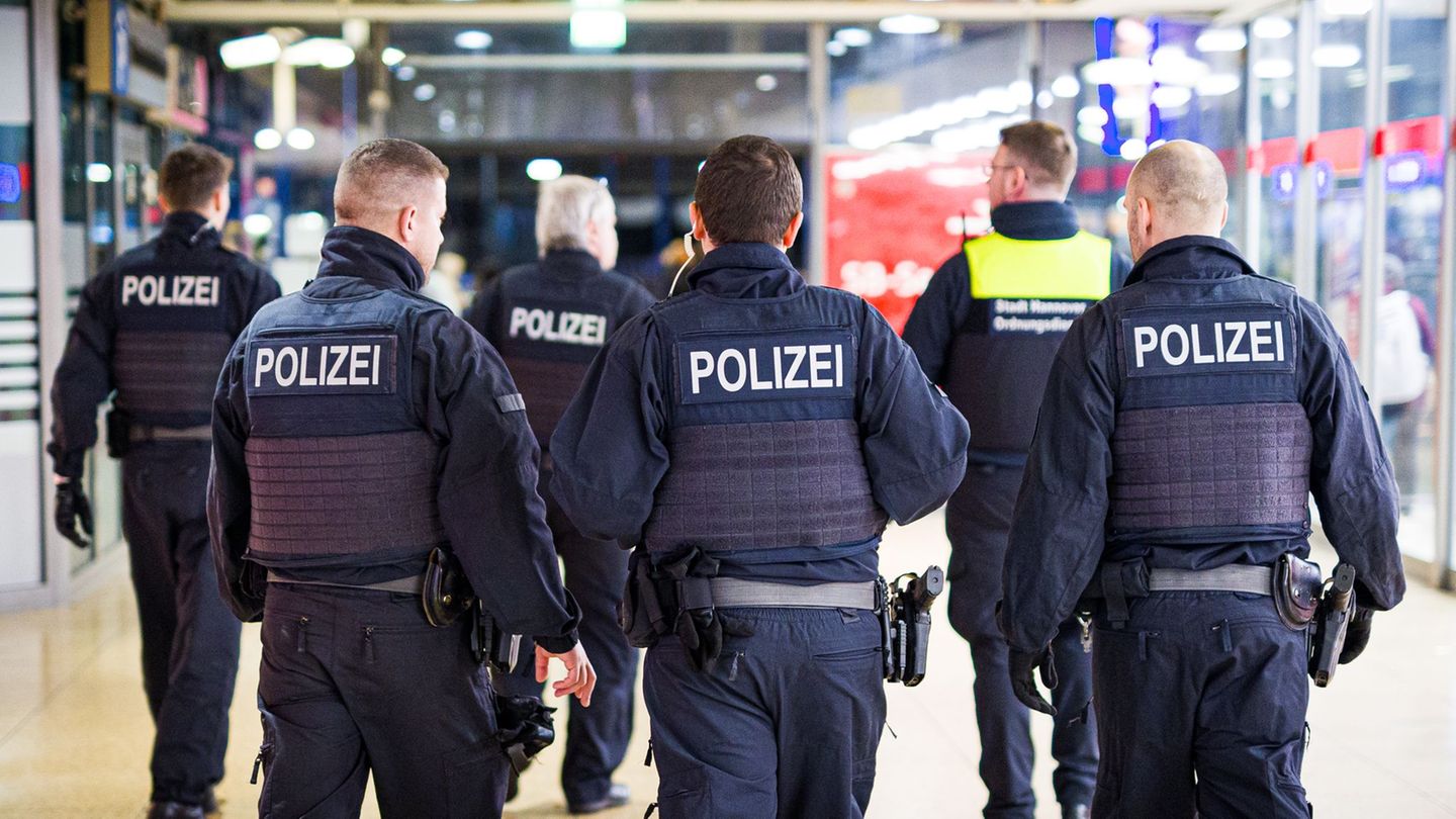 Einsatzkräfte der Bundespolizei gehen durch den Hauptbahnhof Hannover. Bundespolizisten nahmen einen 35-Jährigen dort am Montaga