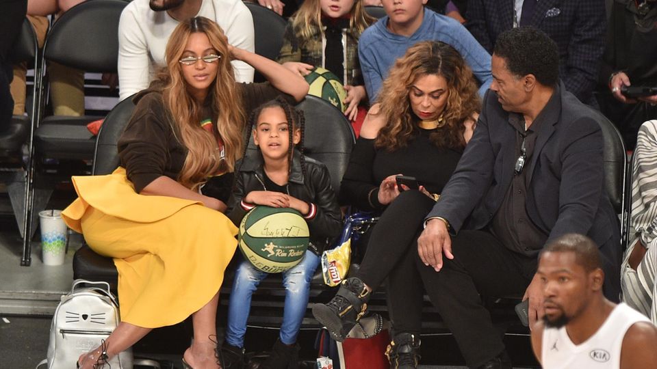 Im Givenchy-Lederjäckchen: Blue Ivy als Sechsjährige mit Mutter Beyoncé und Oma Tina Knowles (r.) beim NBA All-Star Game in Los Angeles