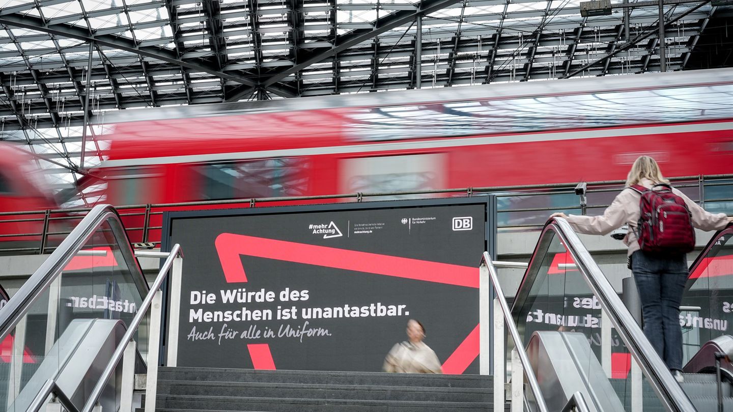 Neben Sicherheitsmaßnahmen sollen Plakate in Bahnhöfen und Bahnen für weniger Gewalt sorgen. Foto: Kay Nietfeld/dpa