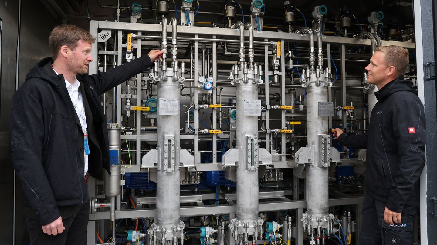 Lagerung und Transport von Wasserstoff zu vereinfachen, daran wird unweit von Rostock gearbeitet. Foto: Bernd Wüstneck/dpa