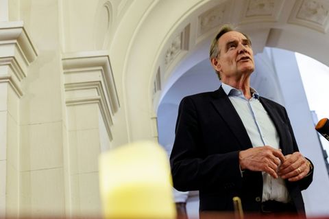 Burkhard Jung bei der Eintragung in Kondolenzbuch