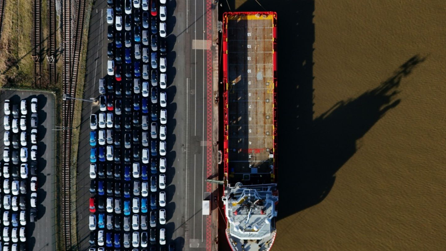 Autos für den Export in Emden