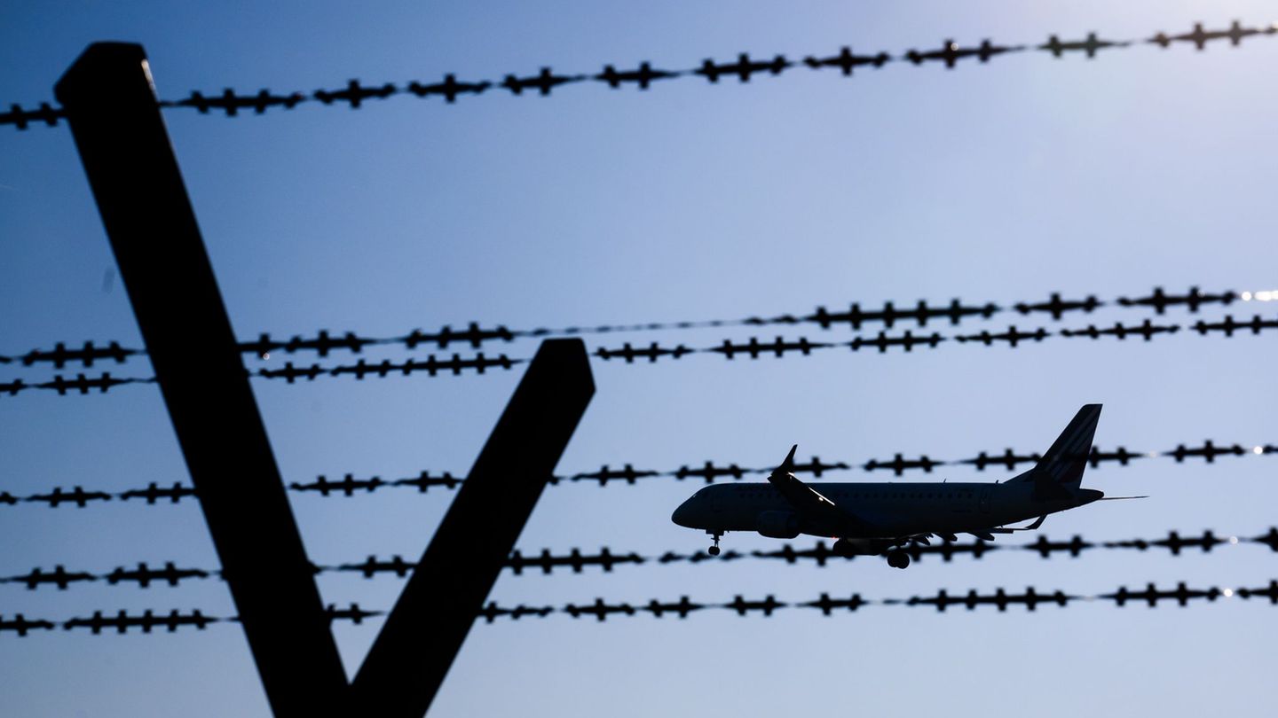 Nach dem tödlichen Sturz vor einem Zug prüft das Land eine Abschiebung des Täters. (Symbolbild) Foto: Julian Stratenschulte/dpa